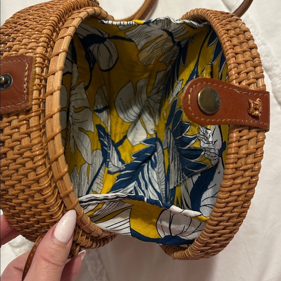 Round basket crossbody purse with floral lining. - Picture 4 of 4